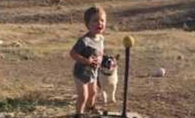 Une belle complicité de jeu entre cet enfant et son chien !