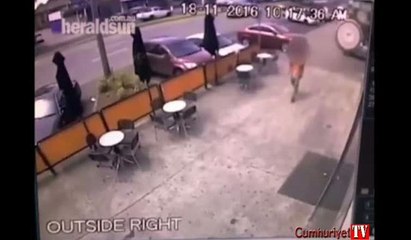 Kendini ateşe verip bankaya daldı