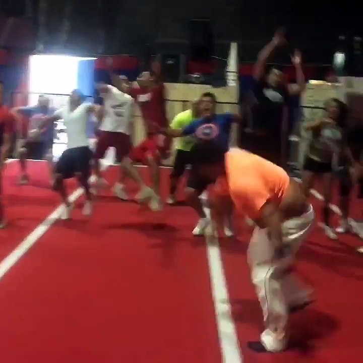 Un gros fait un salto et regardez la réaction de ses potes