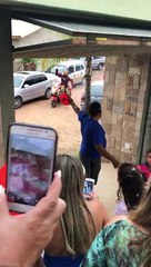 Un homme déguisé en Iron Man pour une fête d’enfants tombe lamentablement de sa moto