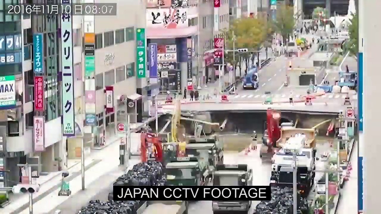 L’efficacité dingue des Japonais : ils reconstruisent une route avec un immense cratère en une semaine