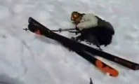 Un skieur chanceux après une chute dans une crevasse !