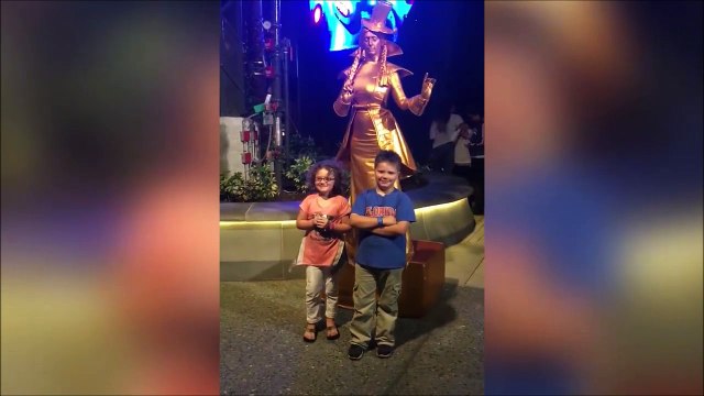 Cette femme statue va faire une petite blague à cette fillette...