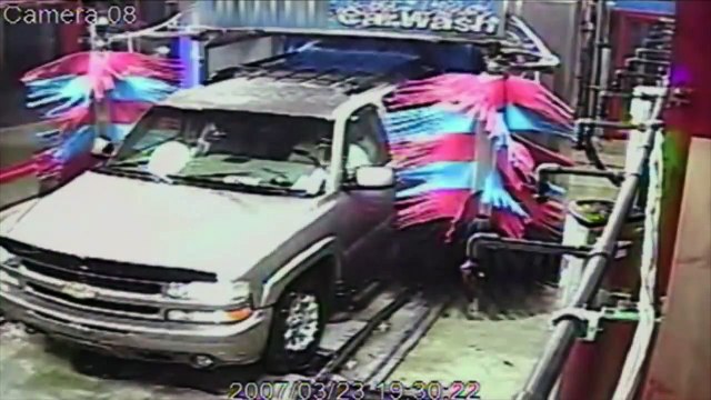 Il ouvre sa portière dans un carwash... Erreur fatale! Portière arrachée!