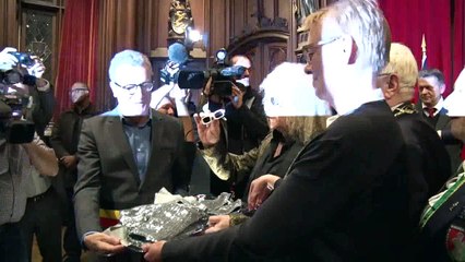 Polnareff habille le Manneken-Pis d'une de ses tenues de scène