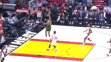 Jabari Parker se passe la balle dans le dos avant de dunker
