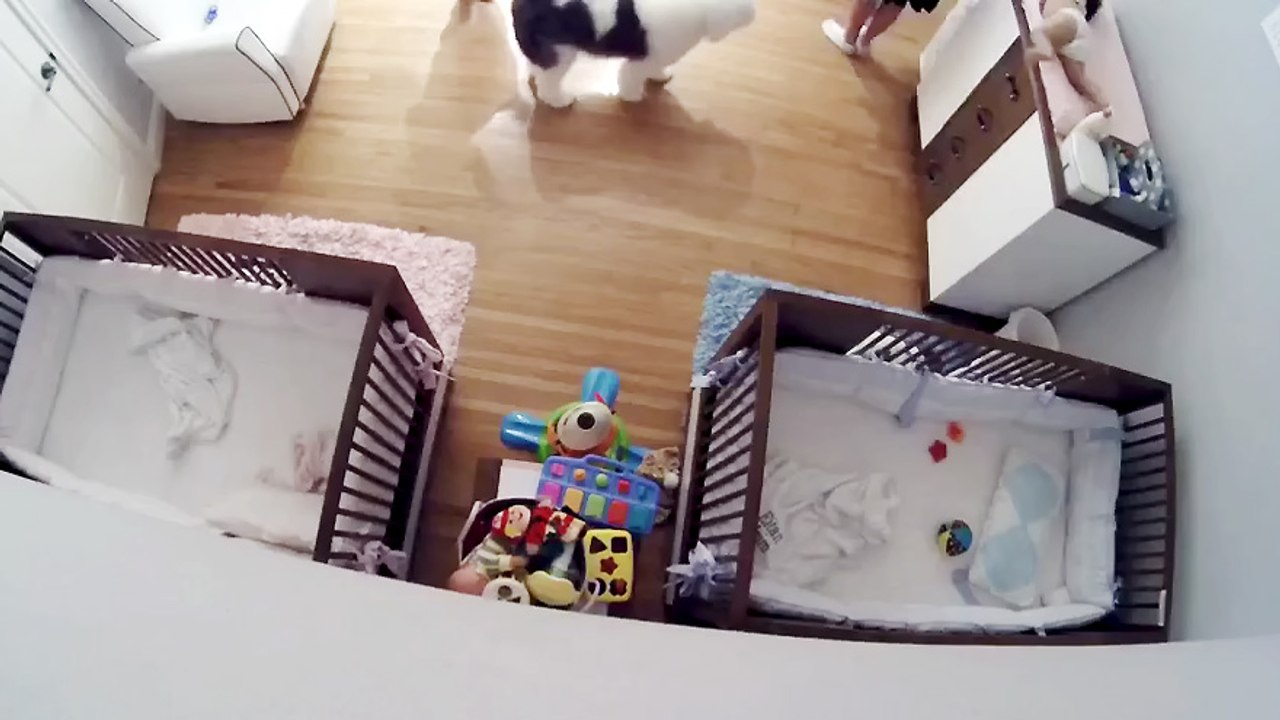 Une maman était en train de changer son bébé, mais quelque chose d'horrible va se passer !