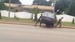 2 Africains prennent la voiture pour aller au travail