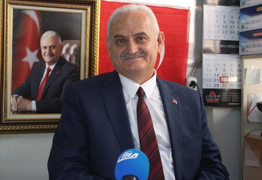 Başbakan'a ikizi kadar benziyor, gören bir daha bakıyor