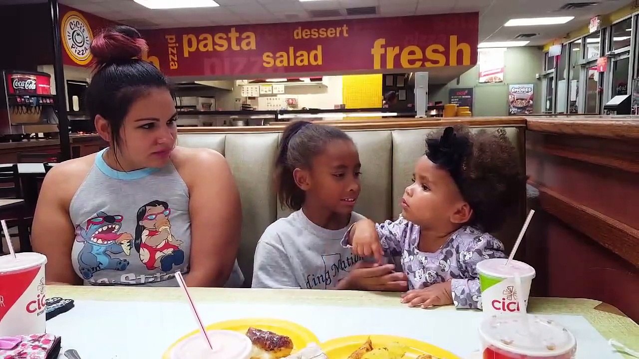 Une petite soeur protège sa grande soeur !