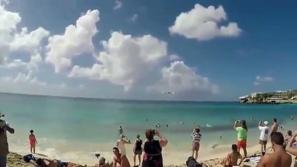 Un avion de ligne atterrit a cote de la page de St Martin