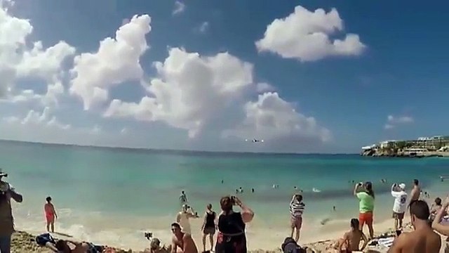 Un avion de ligne atterrit a cote de la page de St Martin