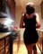 Une femme en robe moulante danse sensuellement dans sa cuisine et glisse