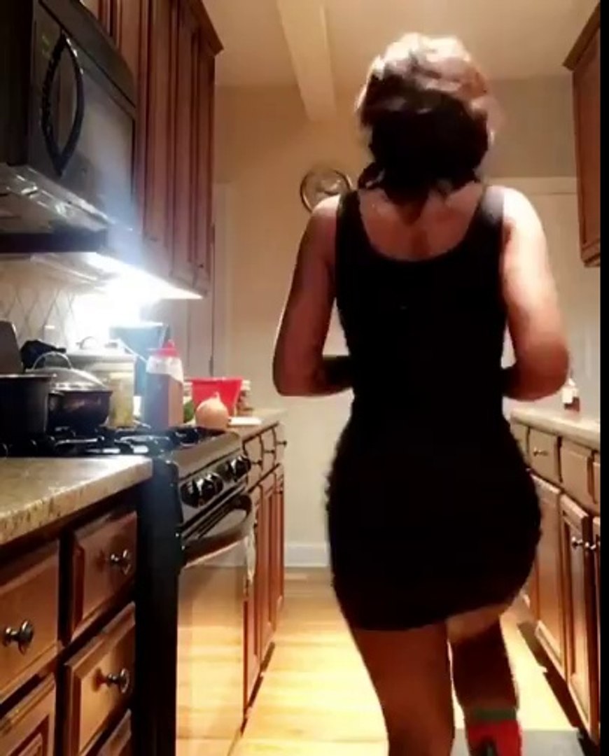 Une femme en robe moulante danse sensuellement dans sa cuisine et glisse -  Vidéo Dailymotion