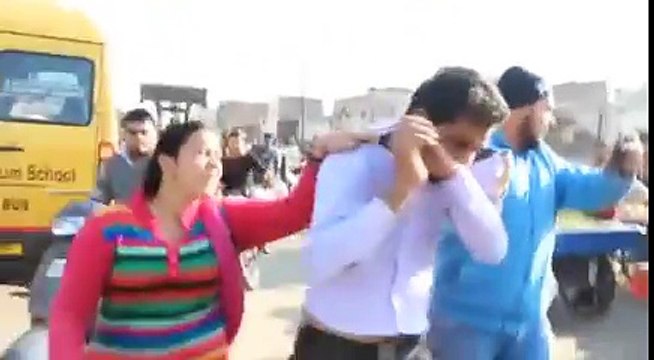 Larki Ko Chehrne Per Larkey Ki Dhulai Hogaye