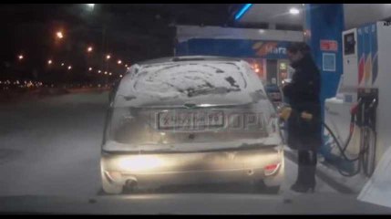 Elle allume un briquet dans une station essence... et c'est le drame !