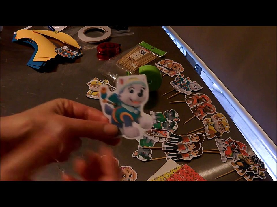 How to make Paw Patrol cupcake toppers and wrappers | FREE templates included