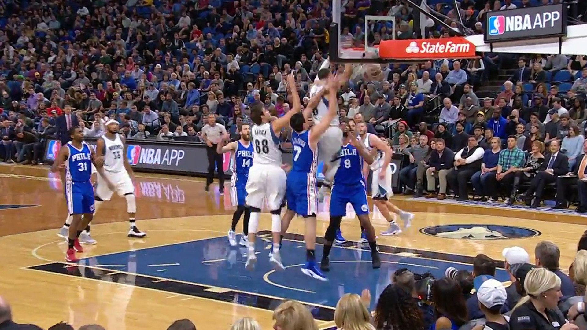 Zach LaVine with the Putback Dunk Off the Missed Free Throw - Vidéo  Dailymotion