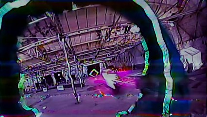 Course de drone dans un décor fluo complètement futuriste