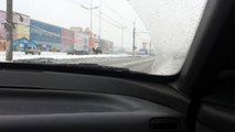 Sur une route russe en hiver, un chameau provoque un accident de la route !