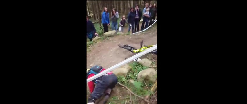 Ce cycliste de montagne se jette sur des rochers