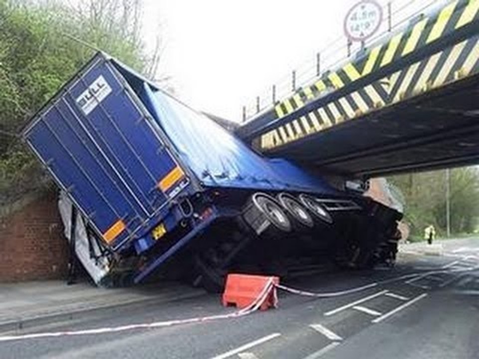 IDIOT FUNNY DRIVERS, CRAZY FUNNY DRIVING FAILS WEEK 3 OCTOBER 2016