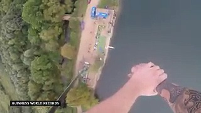 Британский банджи-джампер установил мировой рекорд, прыгнув с 70-метровой высоты и обмакнув печенье в чай