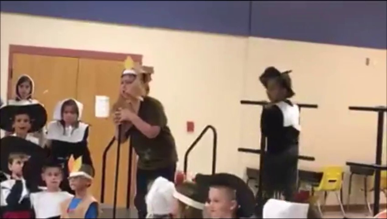 La réaction de cet enfant autiste quand sa prof lui arrache le micro des mains est juste hilarante