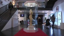 فستان مونرو الذي غنت فيه لجون كينيدي بيع بسعر 4,8 ملايين دولار