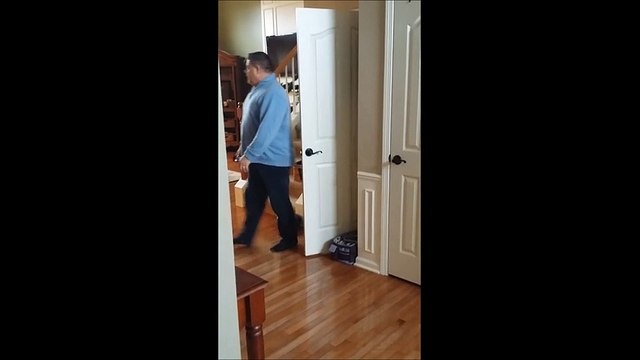 Ils reçoivent une énorme boîte-cadeau du Père Noël. Leur réaction est émouvante !