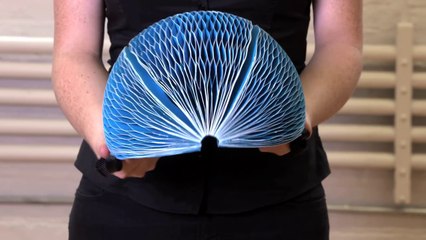 Casco de papel protege la cabeza de los ciclistas por solo 5 dólares