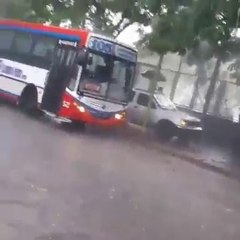 Il se relève comme si de rien n'était...