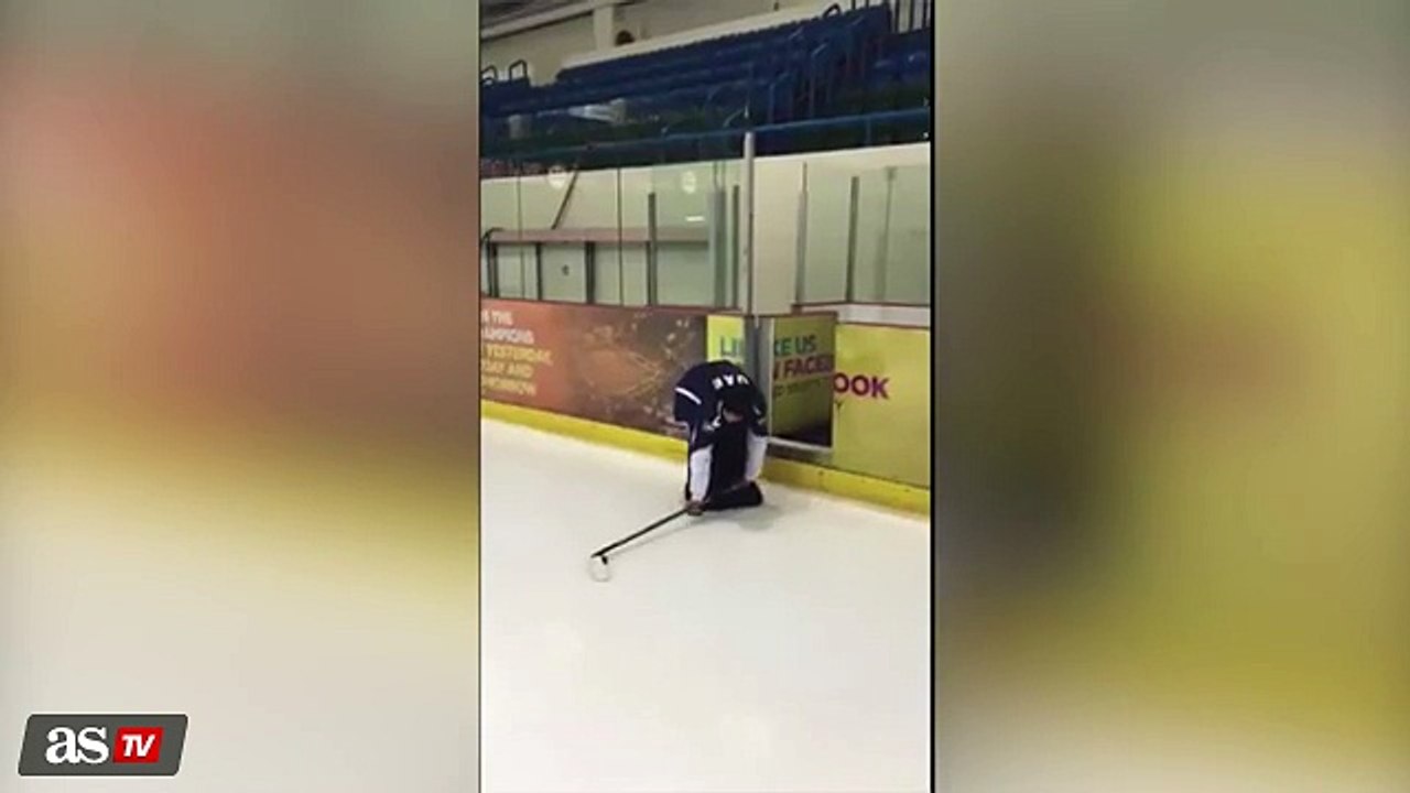 Genial lo que hace con el stick esta chica de Emiratos... ¡en chanclas!