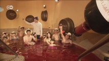 Japoneses tomam banho de vinho para celebrar o novo Beaujolais