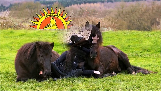 Cette femme s'approche de deux chevaux et fait quelque chose de fantastique