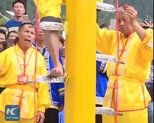Mira  el temible ritual chino de trepar una escalera de cuchillos