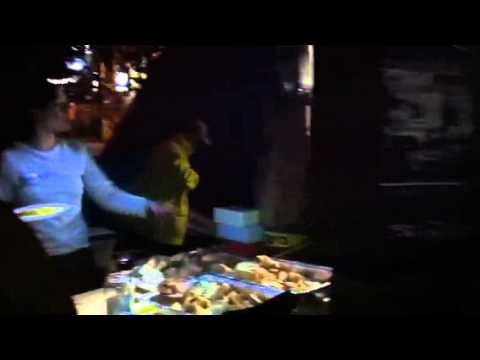 Occupons Montréal - 15 octobre 2011 - Au Square Victoria, c'est l'heure de manger.