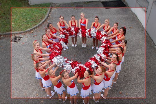 Mannequin Challenge Pompoms ITECH 1