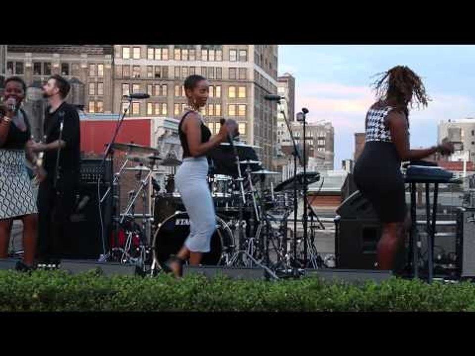 Vivian Green does the Wobble