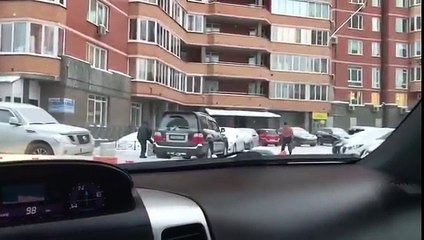 Un hombre sale a la calle sin camisa con un clima de 30 grados bajo cero