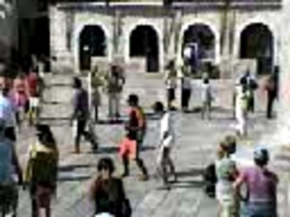 Un con qui danse et un qui joue de la guitare