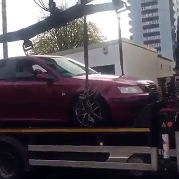 Saab Driver Escapes by Reversing His Car Off the Back of a Tow Truck