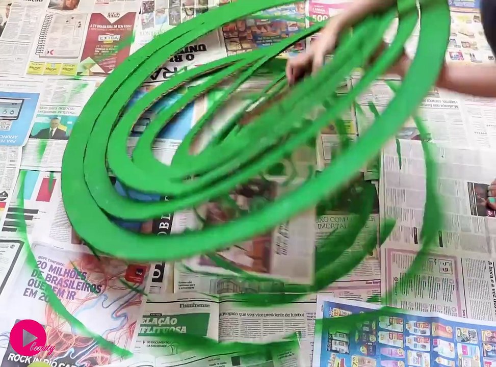 Elle trace des cercles du plus petit au plus grand sur un carton! Son idée est incroyablement bien pensée!