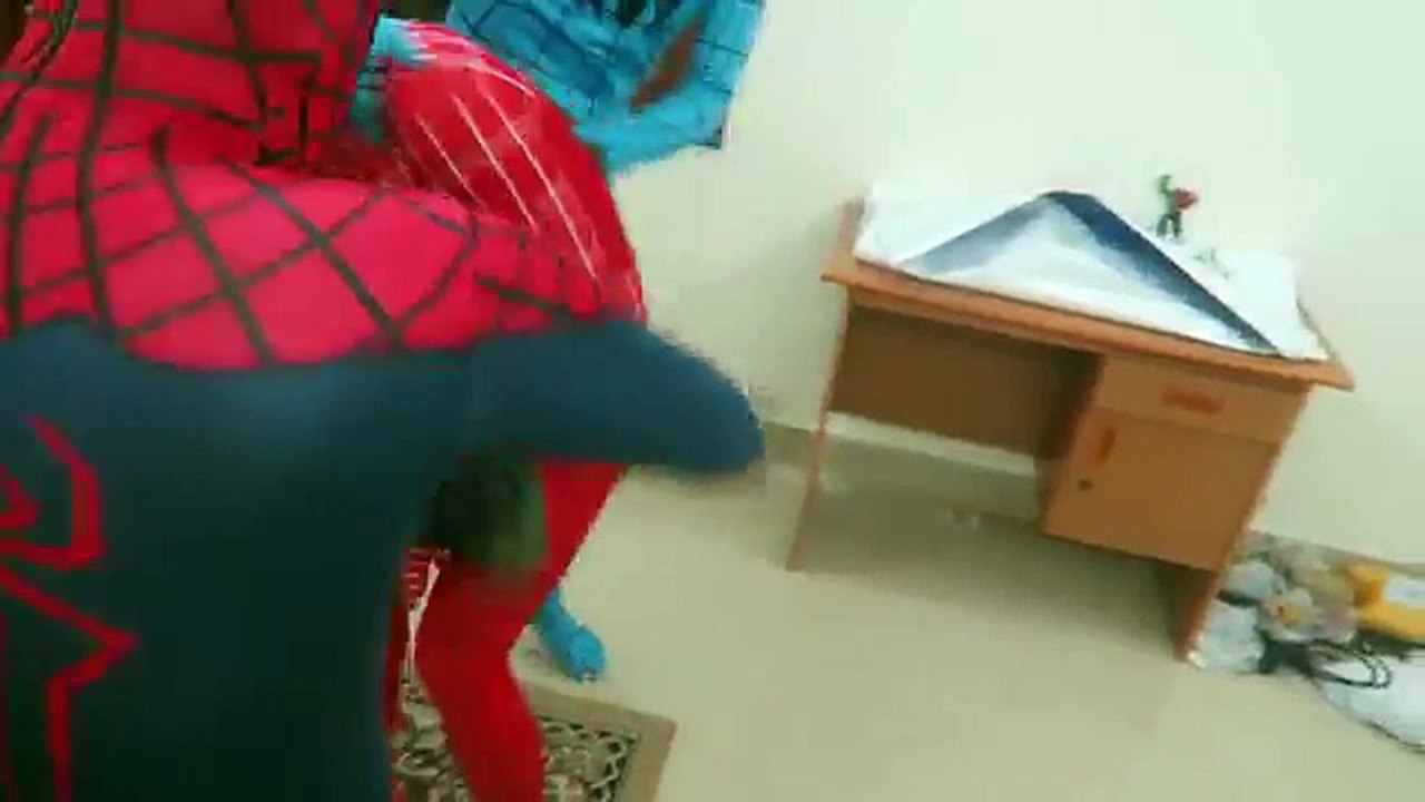 Spiderman Real Life with Hulk head play w/ Red Spiderman and Blue Spiderman in Spiderman house