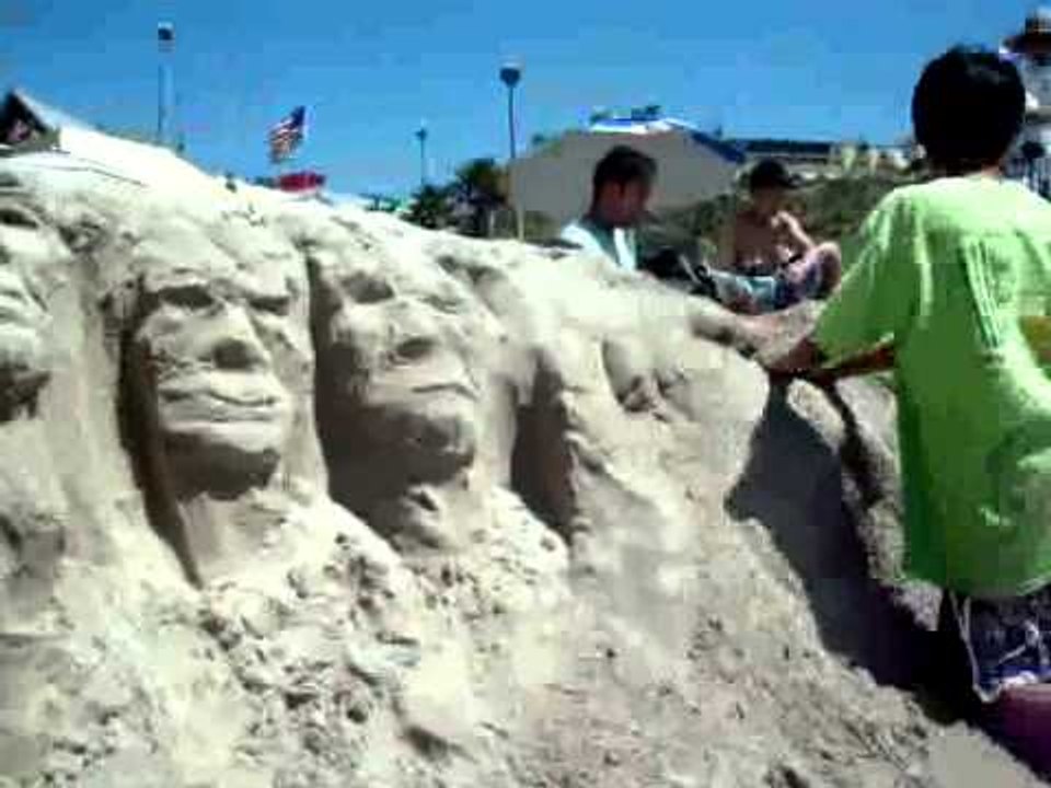 Phố Bolsa TV đổi gió ra biển Dana Point picnic, trổ tài đẽo tượng cát