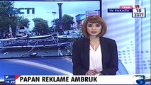 Papan Reklame di Manado Ambruk Menutupi Jalan