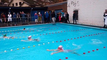 Ils nagent dans une piscine extérieure en plein mois de novembre à Theux