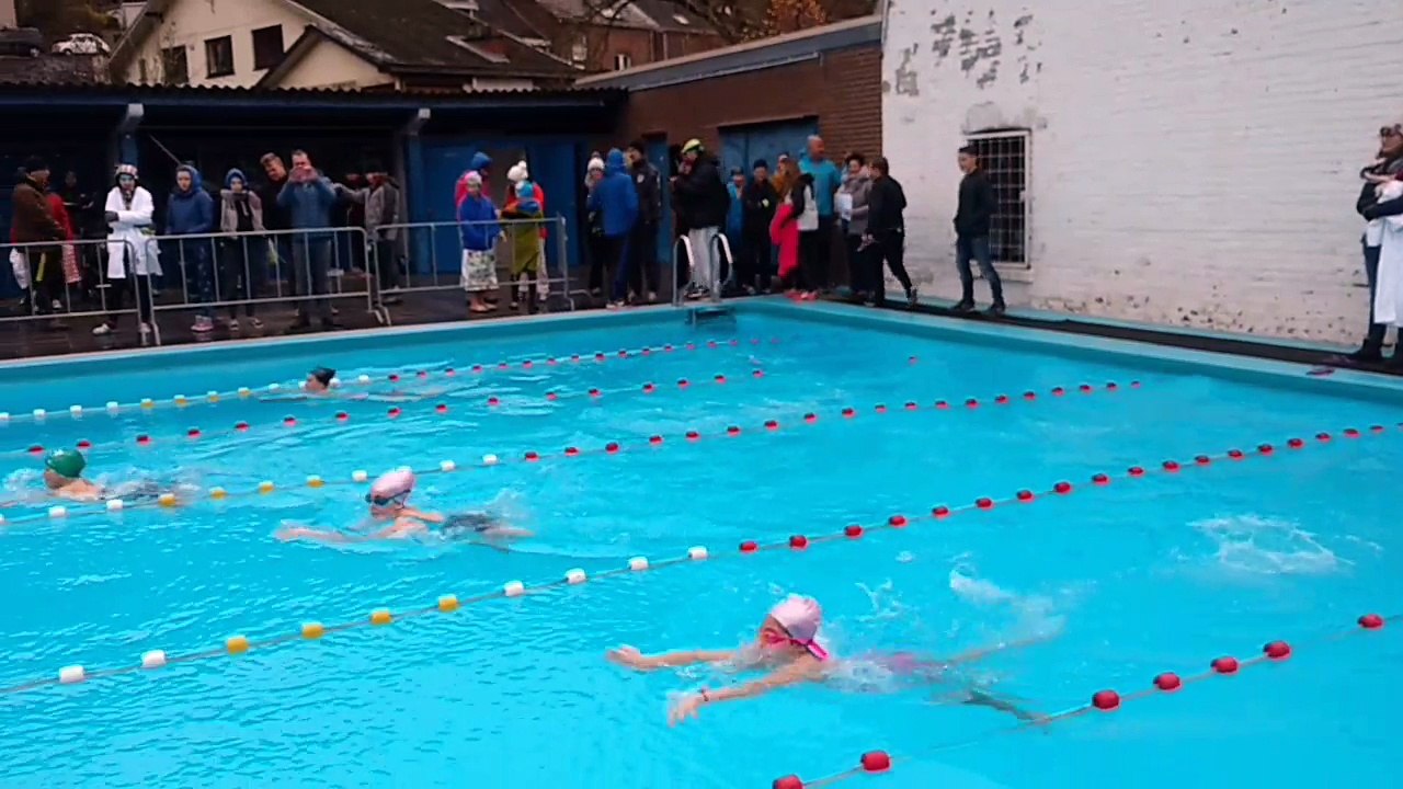 Ils nagent dans une piscine extérieure en plein mois de novembre à Theux