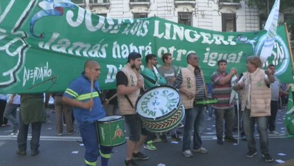 Sindicatos y ciudadanos exigen en las calles aprobación de ley de emergencia social en Argentina