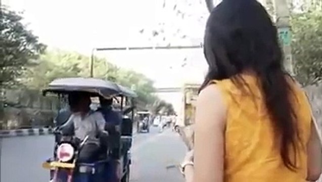 ‫یہ لڑکا بیچاری لڑکی سے رکشے مزے لے رہا تها کہ اچانک کیا ہوا ؟ ویڈیو میں دیکهیں‬‬